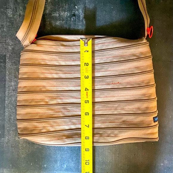 “Goldilocks” size Purse made from 1 zipper! 10 in. wide and 8.5 in. long. New. - Picture 5 of 14